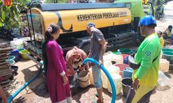 Kementerian PU Salurkan Air Bersih untuk Warga Terdampak Kekeringan di Situbondo