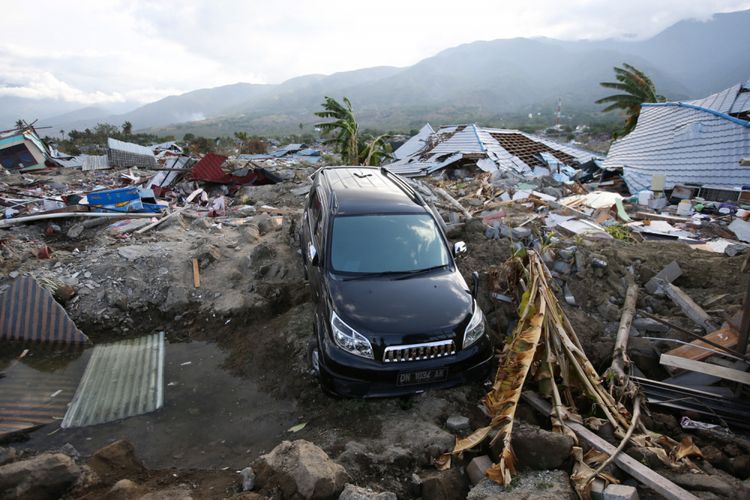 Perumnas Balaroa, Palu, Sulawesi Tengah, luluh lantak akibat gempa bumi terlihat, Sabtu (6/10/2018). Gempa bumi Palu dan Donggala bermagnitudo 7,4 mengakibatkan sedikitnya 925 orang meninggal dunia dan 65.733 bangunan rusak.