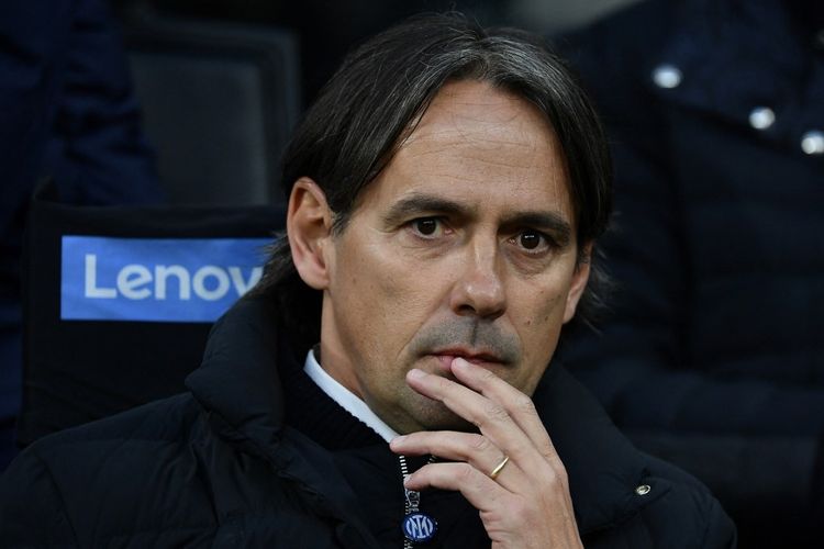 Ekspresi pelatih Inter Milan, Simone Inzaghi. Spezia menang 2-1 atas Inter Milan dalam lanjutan pekan ke-26 Serie A, kompetisi tertinggi Liga Italia 2022-2023. Inter Milan akan melawan Atletico Madrid pada babak 16 besar Liga Champions 2023-2024. Simone Inzaghi mengaku senang dengan hasil undian tersebut.