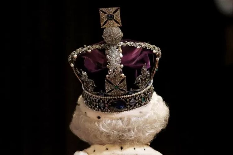 Mahkota Kerajaan Inggris dihiasi berlian dan perhiasan terbaik.