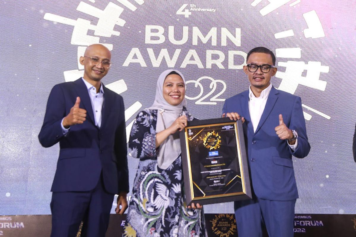 General Manager of Investor Relations SIG Febriandita Kusuma (tengah), saat menerima piagam penghargaan dari Founder & CEO The Iconomics Bram S. Putro (kanan) di ajang BUMN Awards 2022 dalam rangkaian dari acara The Iconomics BUMN Forum 2022 yang berlangsung di Le Meridien Hotel, Jakarta, Kamis (27/10/2022).