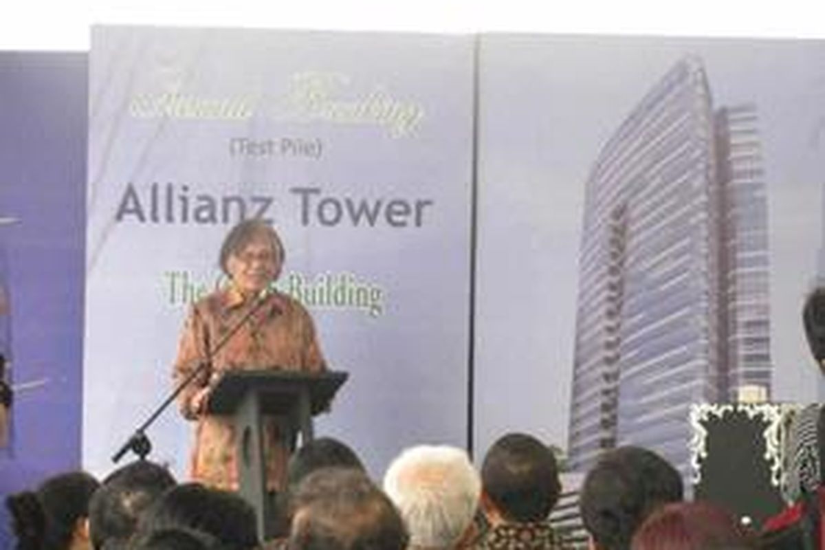 Presiden Direktur Kompas Gramedia Jakob Oetama saat ground breaking Allianz Tower di kawasan Kuningan, Jakarta Selatan, Minggu (5/7) pagi. Gedung berlantai 28 di atas lahan 7.000 m2 ini merupakan green building di Jakarta.