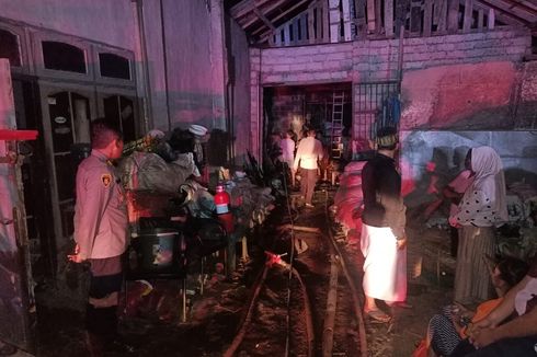 Diduga karena Puntung Rokok, Gudang Rongsokan di Banyuwangi Terbakar