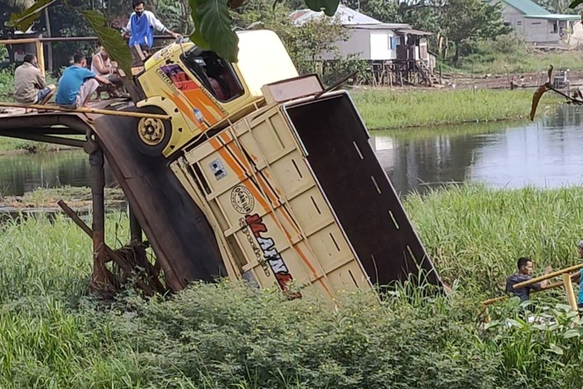 Inilah jembatan Ambruk di Desa Tebing Gerinting Utara Kecamatan Indralaya Selatan Ogan Ilir Sumatera Selatan Minggu (12/7/2020) kemarin.  Satu kendaraan truk terjatuh ke sungai dalam kejadian itu.