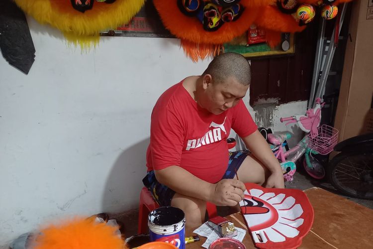 Perajin barongsai, Chandra Wiro Utomo sedang melukis barongsai di tempat produksi barongsai milikinya, tepatnya di Jalan Hiri III, Nomor 6, Kelurahan Karangtempel, Kota Semarang, Jumat (2/1/2024).