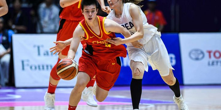 Pebasket Cina, Yuan Li (merah) melakukan drive saat dihadang sejumlah pemain Unified Korea dipertandingan Final Basket Putri Asian Games ke 18 di Hall Istora Senayan, Jakarta Pusat, Sabtu (1/9/2018). Basket Putri Cina berhasil meraih emas dengan mengalahkan Unified Korea dengan skor 71-65.