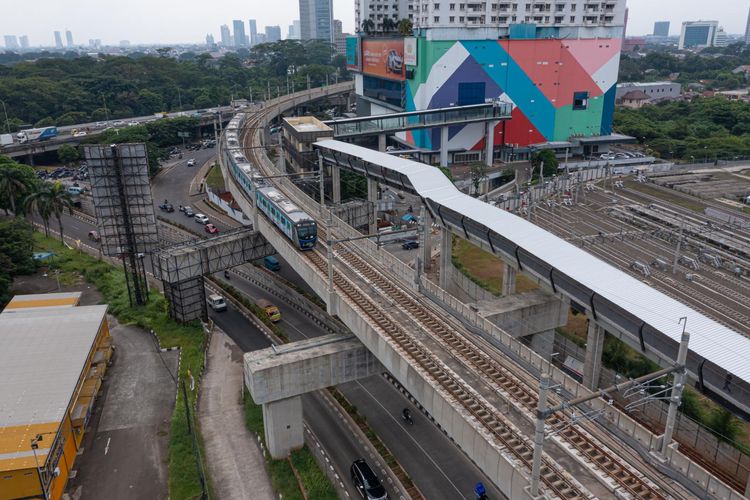 Pembangunan jembatan layang (sky bridge) Simpang Temu Lebak Bulus.