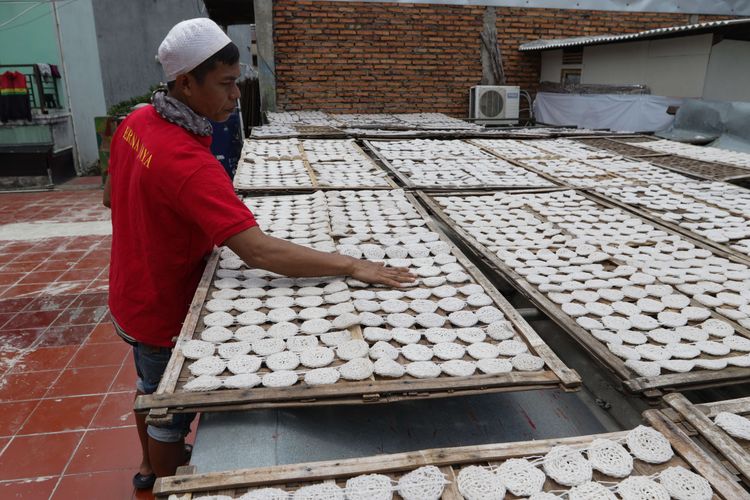 Pekerja menjemur kerupuk produksi Erna Jaya, Pancoran, Jakarta Selatan, Senin (1/3/2021). Kapasitas produksi Erna Jaya 1 ton perhari.