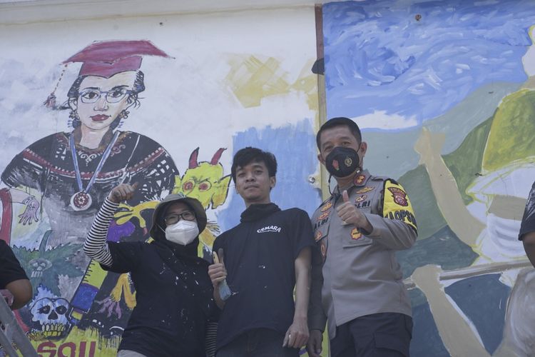 Kapolres Karawang Bersama peserta Festival Mural Goyang Karawang 2021 di Stadion Singaperbangsa Karawang, Minggu (26/9/2021) malam.