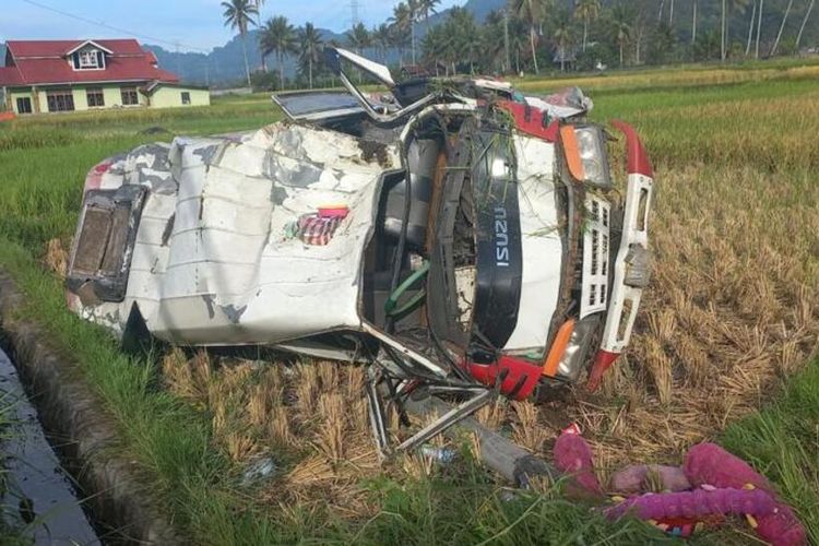 Bus AKDP terguling masuk sawah di Agam, Sumatera Barat. Satu penumpang tewas, Jumat (3/2/2023).