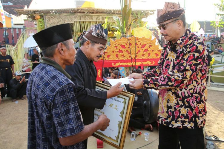 Menpar Arif Yahya memberikan bantuan secara simbolis kepada tetua adat Seblang Olehsari Banyuwangi