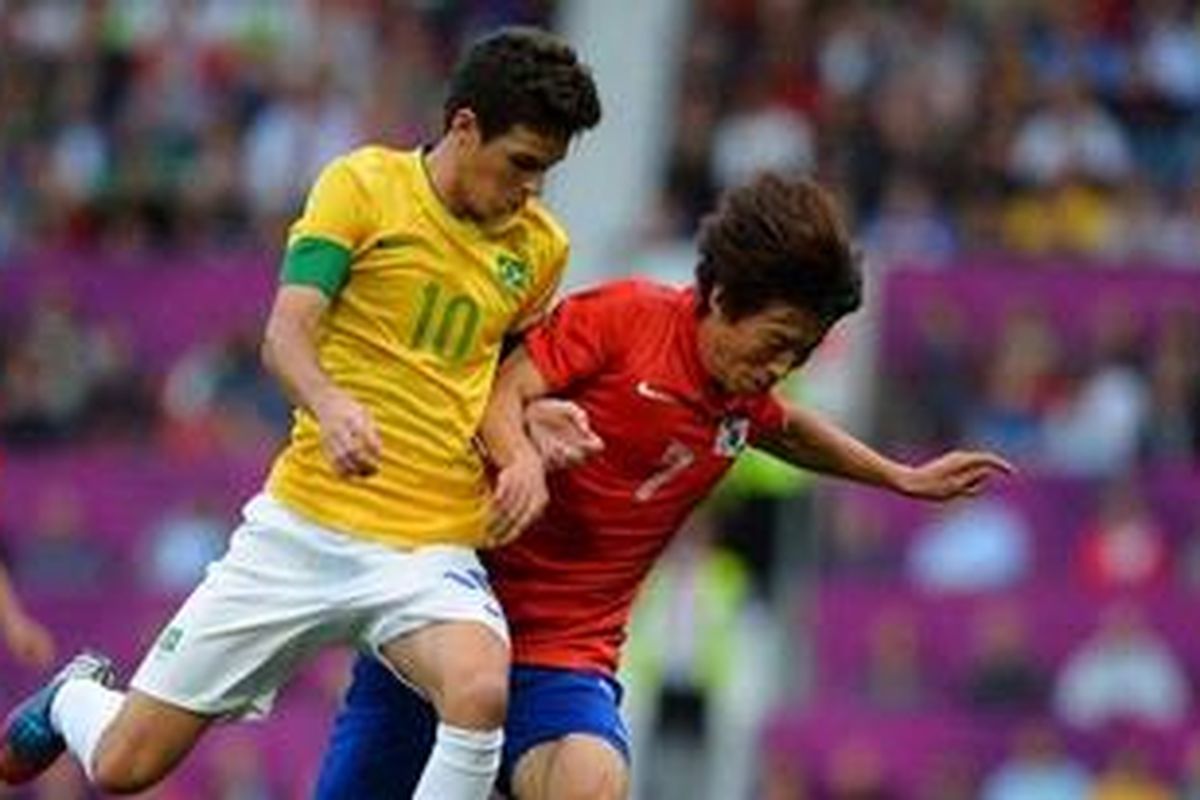 Gelandang Brasil, Oscar (kiri), saat berebut bola dengan pemain Korea Selatan, Kim Bok-Yung, di semifinal Olimpiade London 2012 yang berlangsung di Stadion Old Trafford, 7 Agustus 2012.