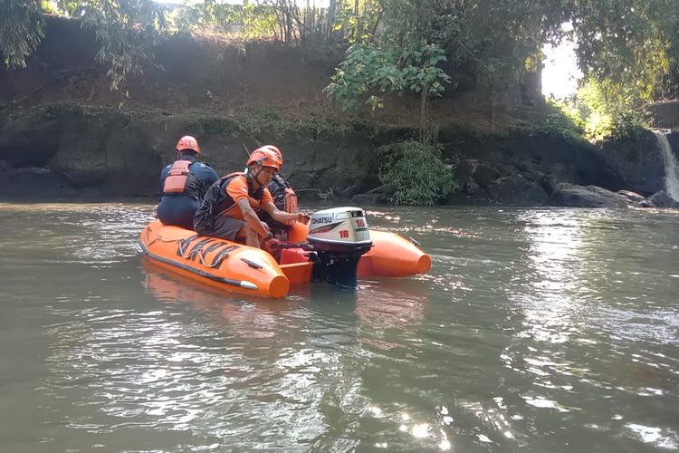 BPBD Kabupaten Lumajang mencari Sutrisno yang hanyut ke sungai