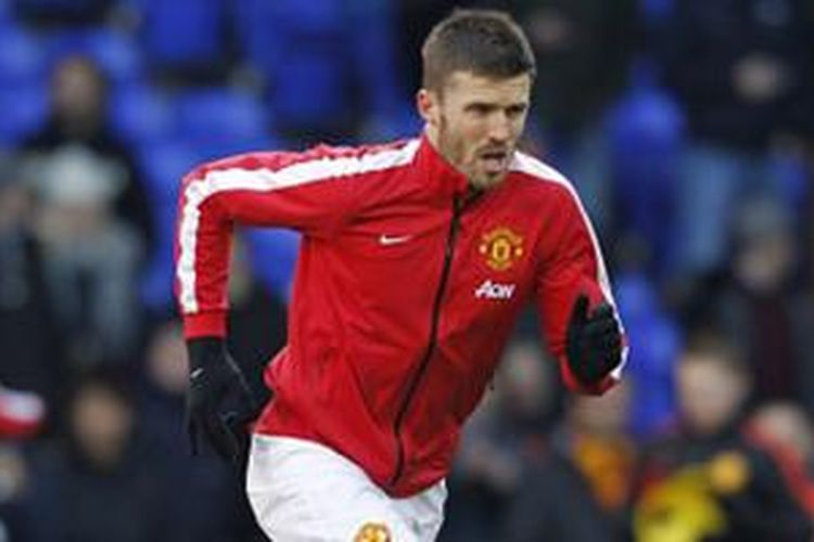 Michael Carrick saat menjalani pemanasan jelang pertandingan. 