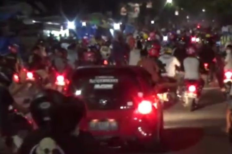 Detik-detik sebelum mobil berwarna merah dirusak oleh ratusan pemotor di Jalan Sultan Alauddin Makassar, Jumat (13/11/2020).