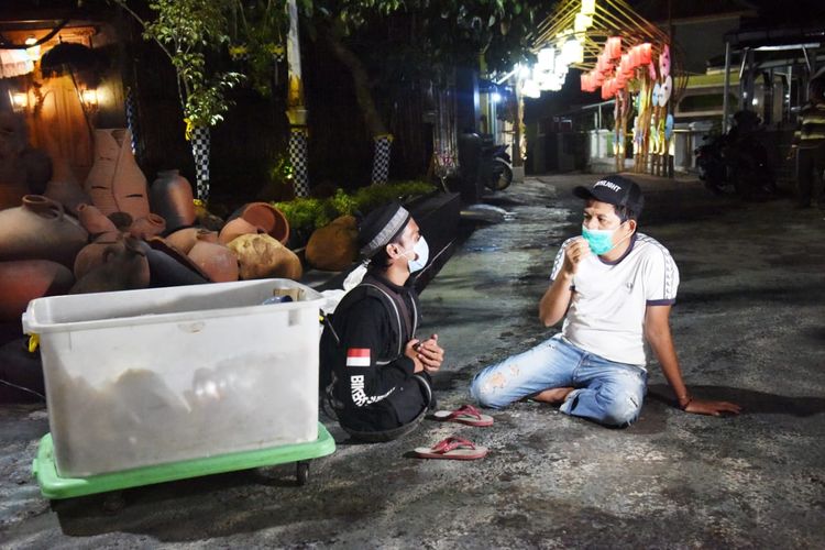 Ahmad Yunus, pria disabilitas yang berjualan keripik dengan merangkak, saat menemui Dedi Mulyadi di Purwakarta, Minggu (24/1/2021) malam.