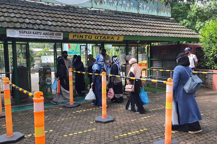 Visitors queuing at Ragunan Zoo during the Covid-19 pandemic