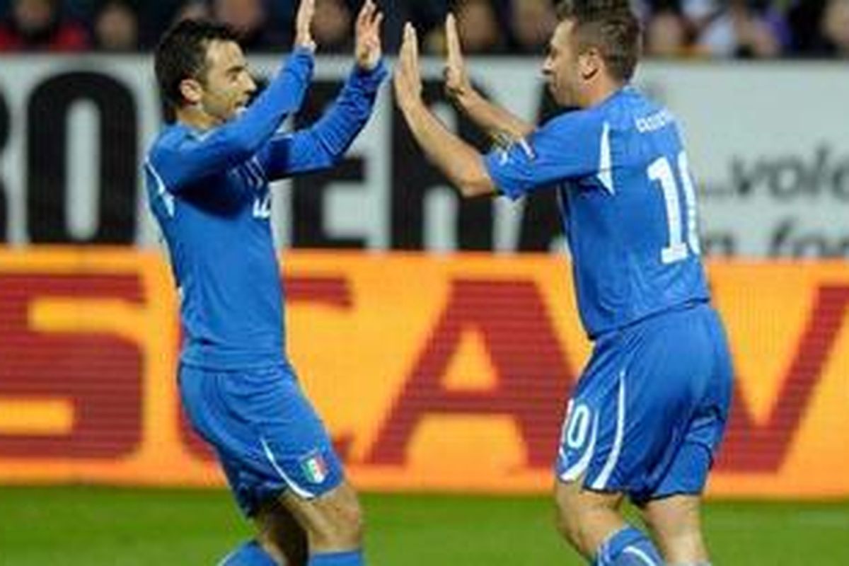 Penyerang Italia, Antonio Cassano (kanan), merayakan golnya ke gawang Kepulauan Faroe dengan Giuseppe Rossi, pada laga fase Grup C kualifikasi Piala Eropa 2012, Jumat (2/9/2011).