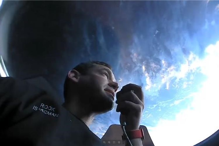 Empat turis luar angkasa yang mengorbit Bumi dalam kapsul SpaceX dengan kecepatan 17.500 mil per jam (28.162 kph) berbicara dengan bintang film Tom Cruise pada Jumat (17/9/2021). 