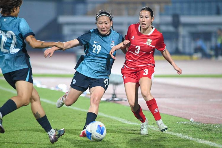 Pemain Timnas Putri Indonesia Isabell Kopp  berduel dengan pemain Singapura Ee Pei Ying pada pertandingan FIFA Women?s Match Day, Rabu (3/7/2026) di Stadion Arcamanik, Bandung. 