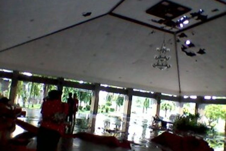 Persiapan sebuah pernikahan yang berantakan akibat hujan dan angin kencang membuat segala sesuatunya berantakan. Ini terjadi di aula terbuka rumah jogli di komplek SMK Negeri 2 Pengasih, Kulon Progo, DI Yogyakarta.