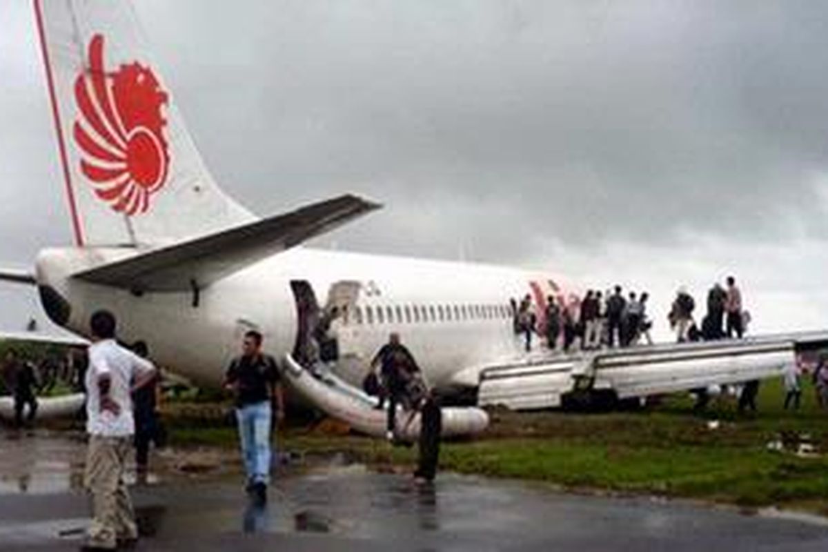 Para penumpang Lion Air saat dievakuasi setelah pesawat itu tergelincir di Bandara Supadio Pontianak, Kalimantan Barat, Selasa (2/11). 