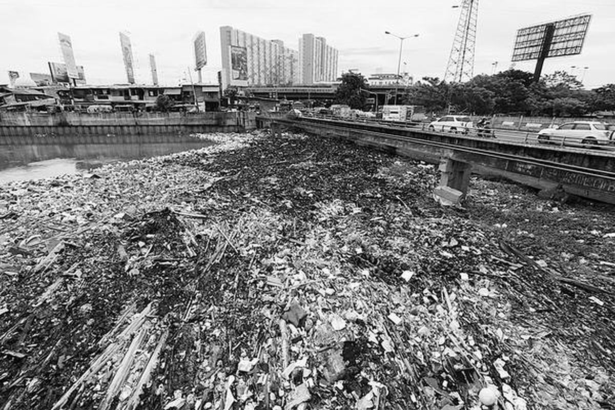 Aneka sampah menumpuk di Kanal Barat di kawasan Latumenten, Jakarta Barat,  karena terhambat jembatan,  Rabu (5/12). Jika tidak segera dibersihkan, sampah-sampah tersebut berpotensi menghambat aliran air di kanal pengendali banjir itu.