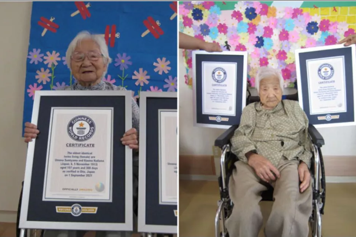 
Umeno Sumiyama (kiri) dan Koume Kodama (kanan) menerima sertifikat dari Guinness World Records


