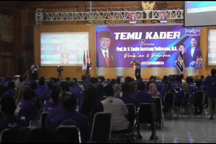 Presiden Keenam Susilo Bambang Yudhoyono memberikan materi pembekalan kepada kader dan caleg Partai Demokrat Kabupaten dan Kota Blitar, Jumat (8/12/2023)