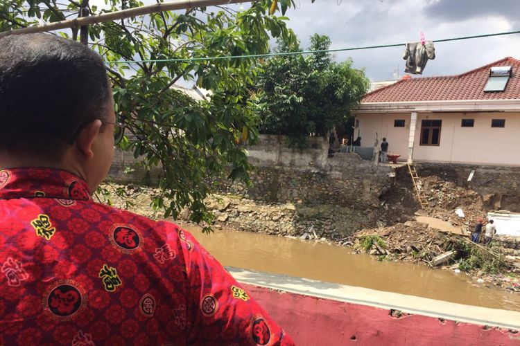 Rumah yang berada di kawasan Matraman Dalam, Jakarta Timur hampir ambrol, Jumar (16/2/2018).