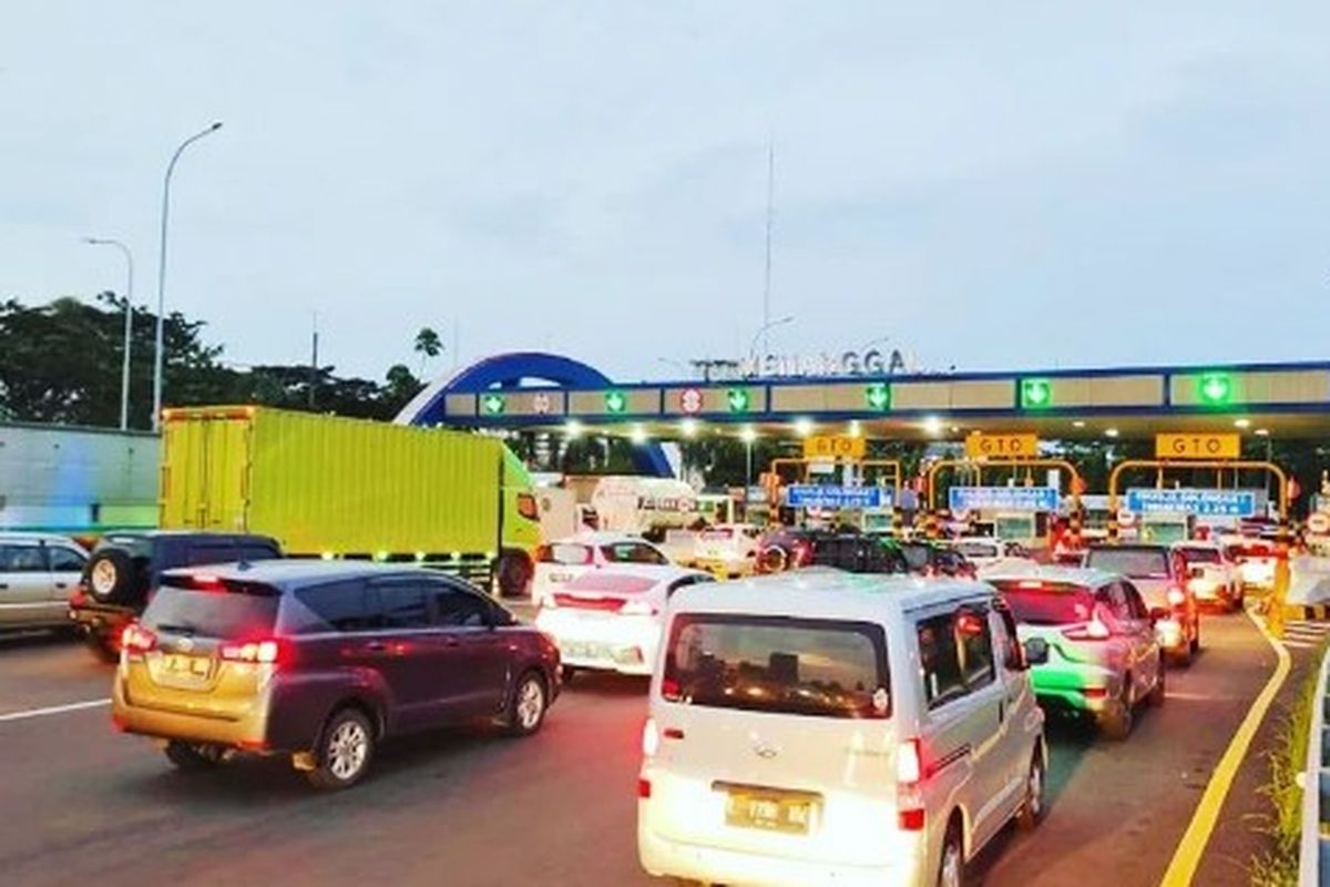 Gerbang Tol Menanggal ruas Tol Waru-Juanda. Ilustrasi tarif Tol Bandara Juanda.