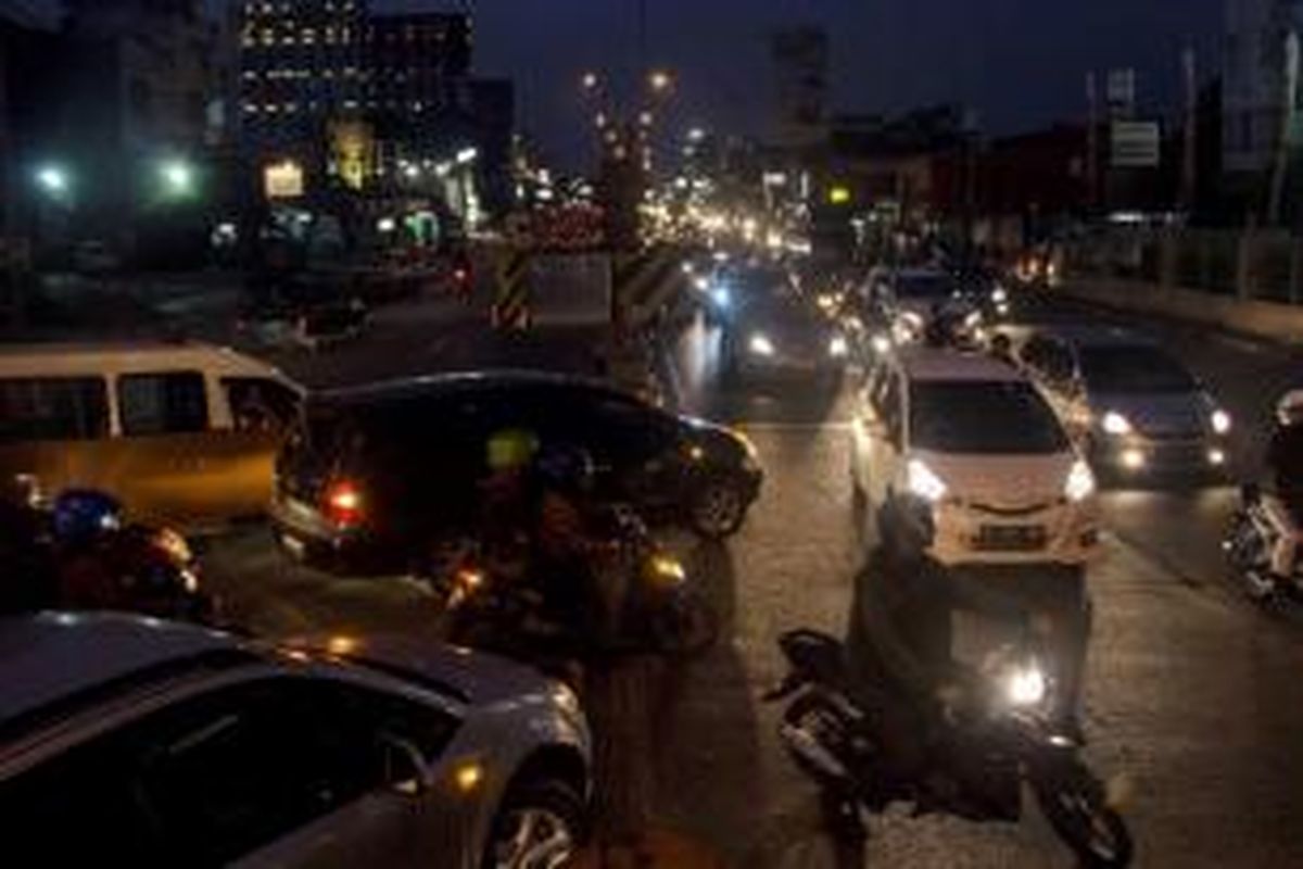 Malam di Jalan Margonda Raya, Depok, Jawa Barat, Kamis (10/10/2013). Jalan utama di kota ini tidak memiliki ruang hijau. Kondisi diperparah dengan kemacetan lalu lintas yang sering terjadi.