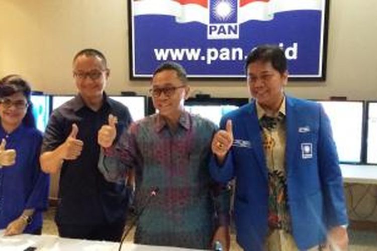 Ketua Umum PAN Zulkifli Hasan (tengah) seusai mengumumkan perolehan suara
sementara PAN hasil hitung cepat di Kantor DPP PAN, Jakarta Selatan, Kamis
(10/12/2015).
