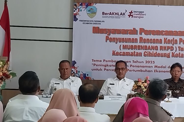 Sekretaris Daerah (Sekda) Kota Tasikmalaya, Jawa Barat, Ivan Dicksan, saat hadiri acara Musrenbang di Kantor Kecamatan Cihideung, Kota Tasikmalaya, Rabu (24/1/2024).