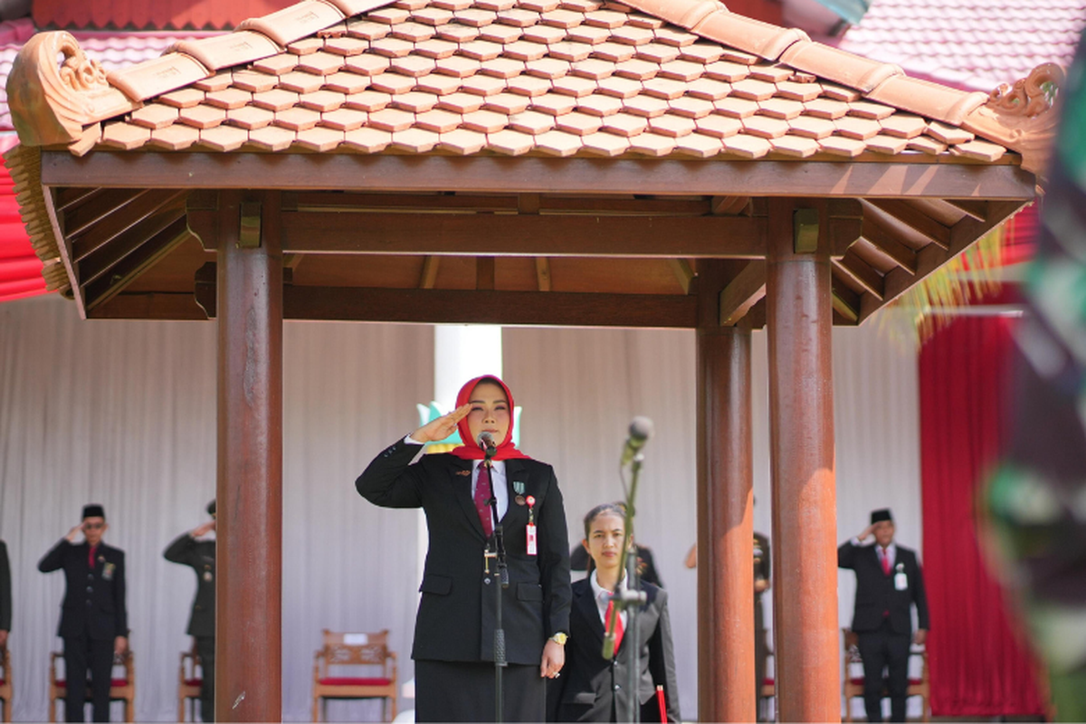 Bupati Klaten Sri Mulyani menjadi inspektur pada upacara peringatan Hari Kesaktian Pancasila di Pendapa Ageng, Kabupaten Klaten, Selasa (1/10/2024). 