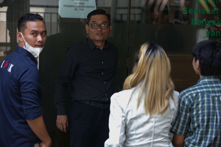 Saksi Rudy Setiawan (kedua dari kiri) datang di sidang Mario Dandy Satriyo dan Shane Lukas, terdakwa penganiayaan remaja berinisial D di Pengadilan Negeri (PN) Jakarta Selatan, Selasa (13/6/2023). Agenda sidang lanjutan kali ini mendengarkan keterangan saksi.