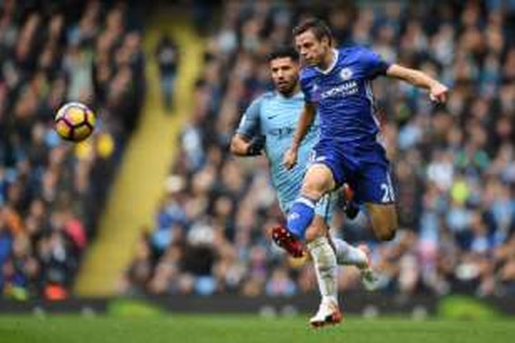 Bek Chelsea, Cesar Azpilicueta (kanan), mengantisipasi upaya dari striker Manchester City, Sergio Aguero, dalam laga Premier League di Stadion Etihad, 3 Desember 2016.