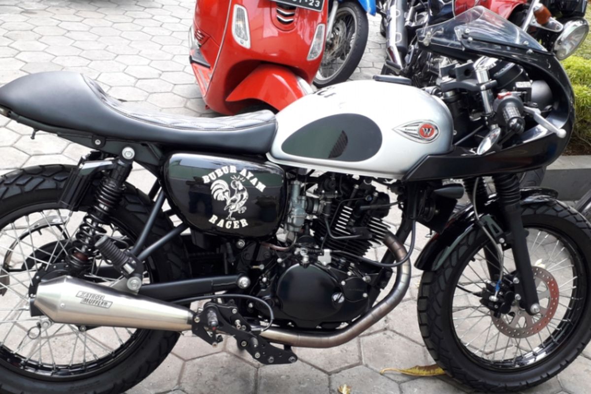 Kawasaki W175 yang dimodifikasi bergaya caferacer. Pengerjaannya dilakukan oleh bengkel custom Katros Garage yang berlokasi di kawasan Bintaro, Tangerang Selatan.