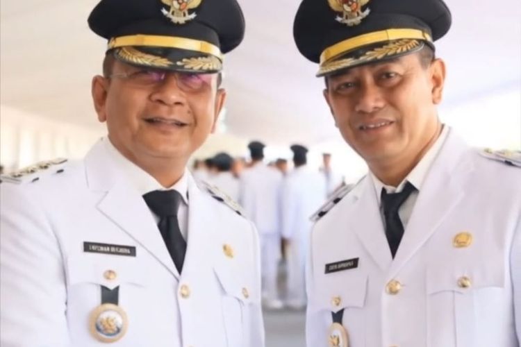 Bupati dan Wakil Bupati Buleleng, Bali, I Nyoman Sutjidra dan Gede Supriatna