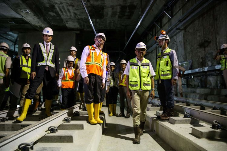 Menteri Luar Negeri Jepang, Taro Kono (rompi oranye) berkunjung ke proyek pengeboran terowongan untuk angkutan massal cepat (Mass Rapid Transit/MRT) di Stasiun Bunderan HI, Jakarta Pusat, Senin (25/6/2018). Kunjungan Menlu Taro Kono ke Indonesia sekaligus menandai 60 tahun hubungan diplomatik Indonesia-Jepang.