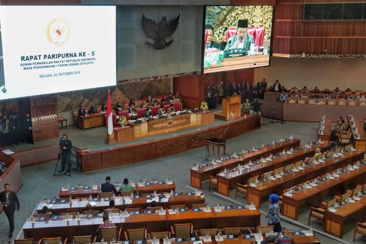 Wakil Ketua DPR Fahri Hamzah saat membuka Sidang Paripurna Masa Sidang I Tahun 2018-2019 di Kompleks Parlemen, Senayan, Jakarta, Selasa (2/10/2018).