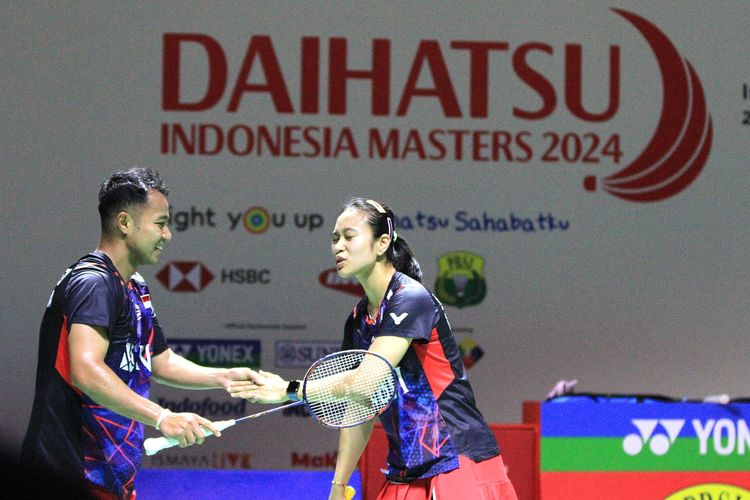 Aksi Rehan Naufal Kusharjanto/Lisa Ayu Kusumawati pada laga perempat final Indonesia Masters 2024 kontra Jesper Toft/Clara Graversen di Istora Senayan, Jakarta, pada Jumat (26/1/2024).