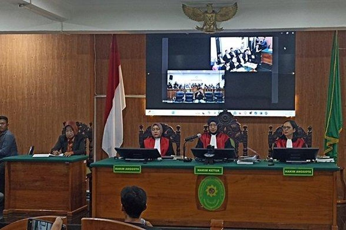 Salah satu saksi yang dihadirkan dalam sidang lanjutan Peninjauan Kembali (PK) Saka Tatal di Pengadilan Negeri (PN) Kota Cirebon, Aldi menangis saat memberikan keterangannya di depan majelis hakim, Selasa (30/7/2024).

