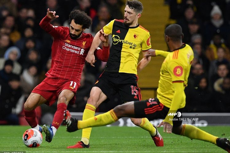 Penyerang Liverpool, Mohamed Salah, berduel menghadapi para pemain Watford pada laga Liga Inggris, Minggu (1/3/2020) dini hari WIB.