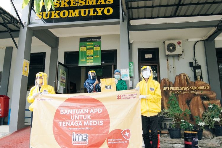 Indosat Ooredoo memberikan bantuan APD di Puskesmas Sukomulyo, Gresik, Jawa Timur.