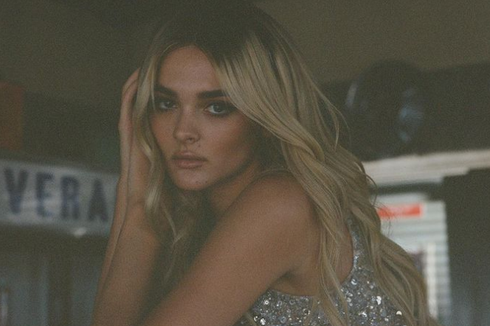 Lirik dan Chord Lagu Talk Me Down dari Charlotte Lawrence