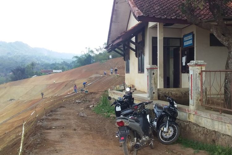 Kantor Desa Mekarjaya, Sumedang, Jawa Barat terdampak proyek Tol Cisumdawu namun belum dibebaskan, Selasa (10/12/2019). AAM AMINULLAH/KOMPAS.com