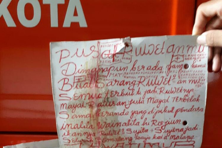 Selembar kertas bertuliskan tinta merah yang diamankan polisi dari lokasi penemuan potongan tubuh wanita di lantai 2 Pasar Besar Kota Malang, Selasa (14/5/2019)