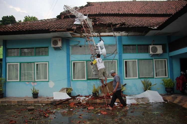 Tower pemancar sinyal milik Dinas Komunikasi dan Informasi (Diskominfo) Kabupaten Cirebon roboh terdorong  hujan deras dan angin putting beliung, selasa petang (28/3/2017). Akibatnya, akses internet pada 40 kantor kecamatan dan 32 SKPD mati total. Sejumlah layanan public dan juga kinerja pemerintah terganggu.