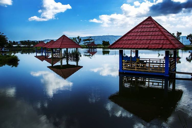 Kawasan Pentadio Resort yang berada di tepi Danau Limboto, Gorontalo. Daya tarik yang ditawarkan adalah air panas bumi yang bisa dinikmati dalam kolam renang, sauna hingga sungai panas.